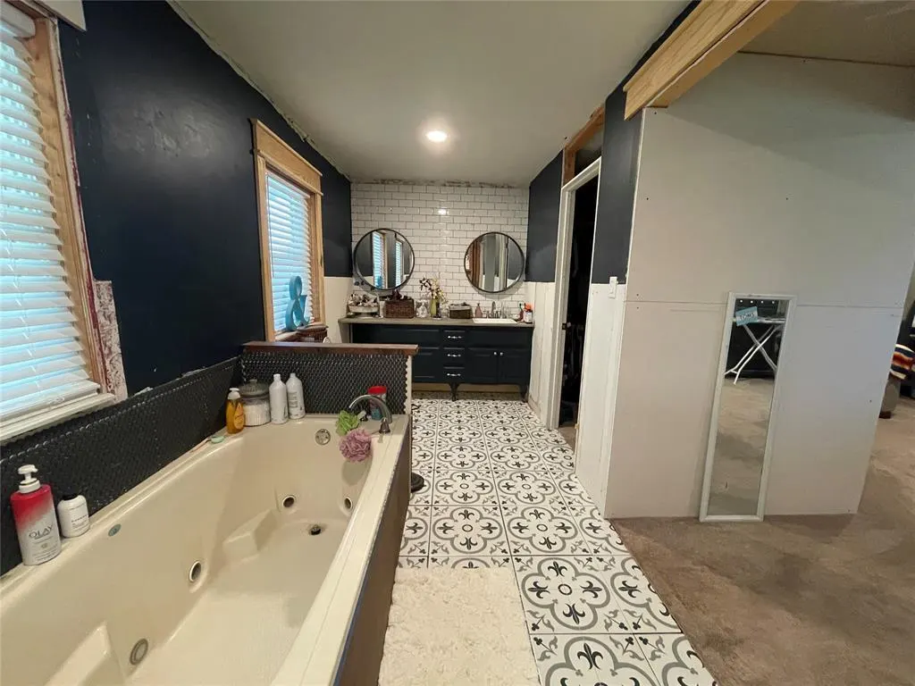 Photo 21 — 513 E Monroe Street, Maud, OK 74854