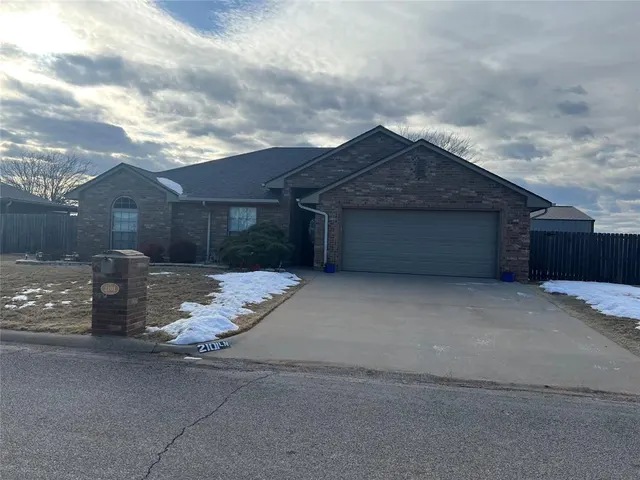 Photo 2 — 2101 Morris Lane, Sayre, OK 73662