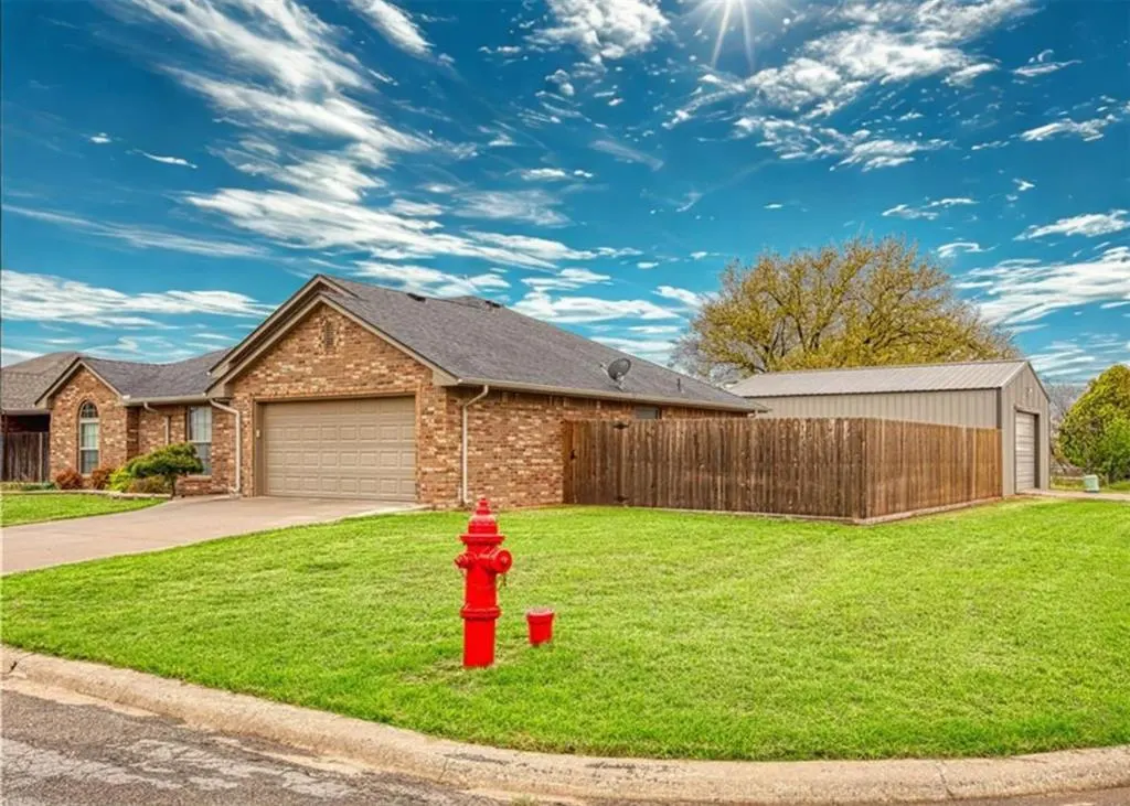 Front exterior — 2101 Morris Lane, Sayre, OK 73662