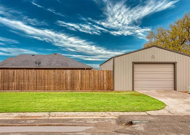 Photo 3 — 2101 Morris Lane, Sayre, OK 73662