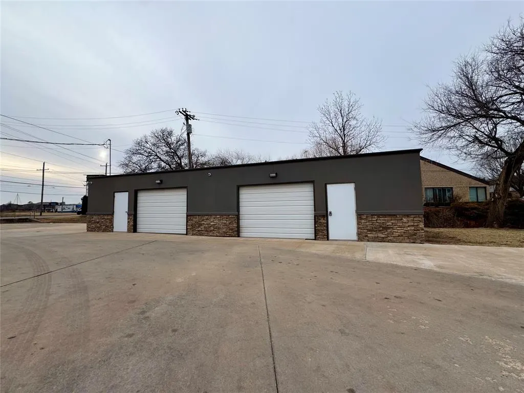Photo 2 — 420 W Grand Avenue 2, Chickasha, OK 73018