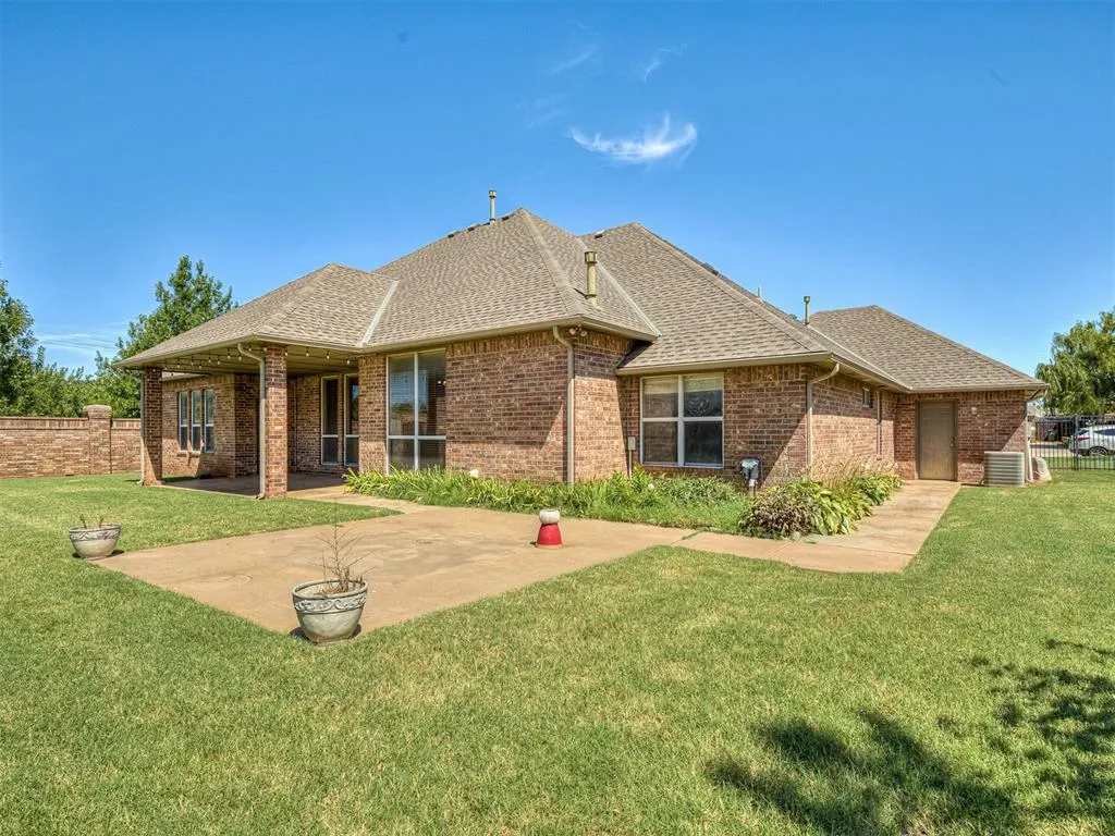Photo 14 — 1100 Kingsway Avenue, Yukon, OK 73099