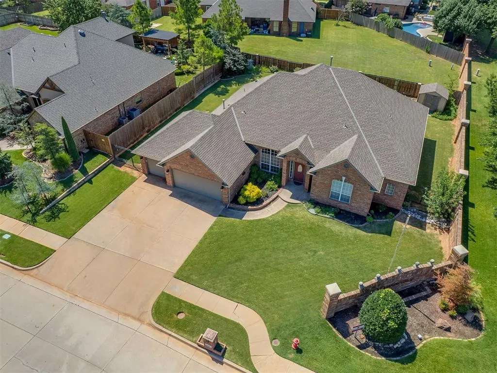 Photo 2 — 1100 Kingsway Avenue, Yukon, OK 73099