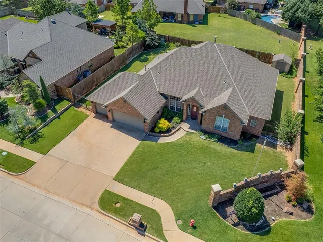 Photo 2 — 1100 Kingsway Avenue, Yukon, OK 73099
