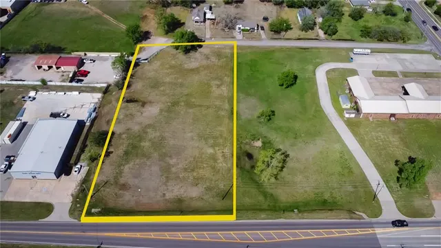 Photo 2 — 2097 S Eastern Avenue, Moore, OK 73160