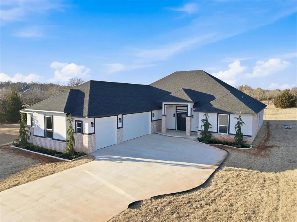 Front exterior — 2432 Raven Circle, Blanchard, OK 73010