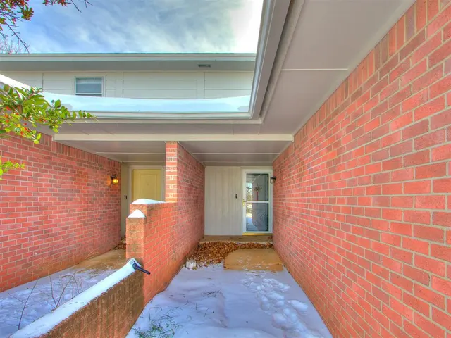 Photo 2 — 6916 Woodlake Drive, Oklahoma City, OK 73132