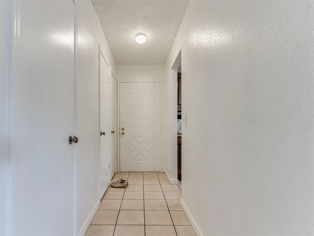 Photo 3 — 6916 Woodlake Drive, Oklahoma City, OK 73132