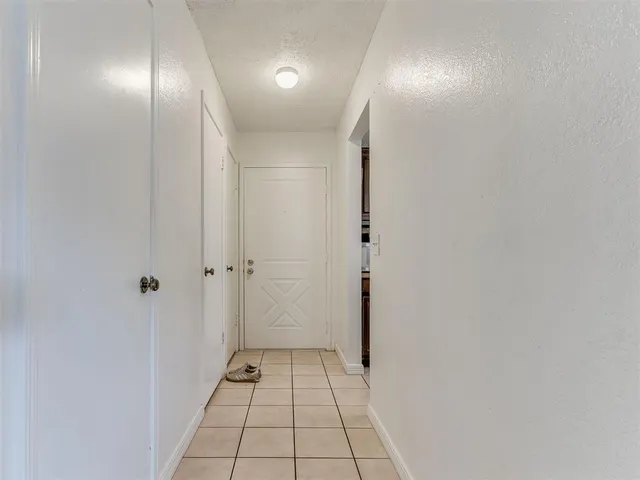 Photo 3 — 6916 Woodlake Drive, Oklahoma City, OK 73132
