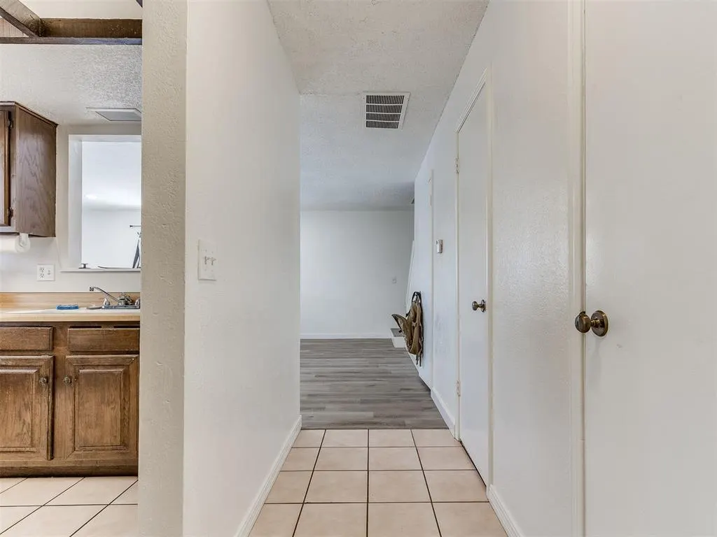 Photo 4 — 6916 Woodlake Drive, Oklahoma City, OK 73132