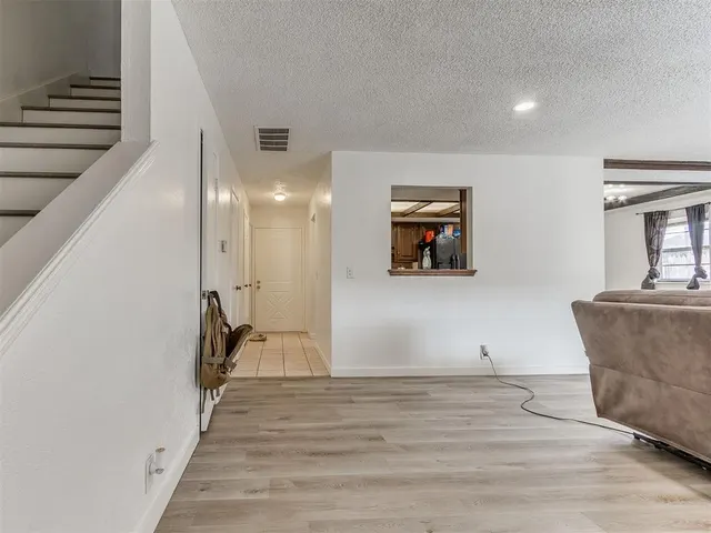Photo 5 — 6916 Woodlake Drive, Oklahoma City, OK 73132