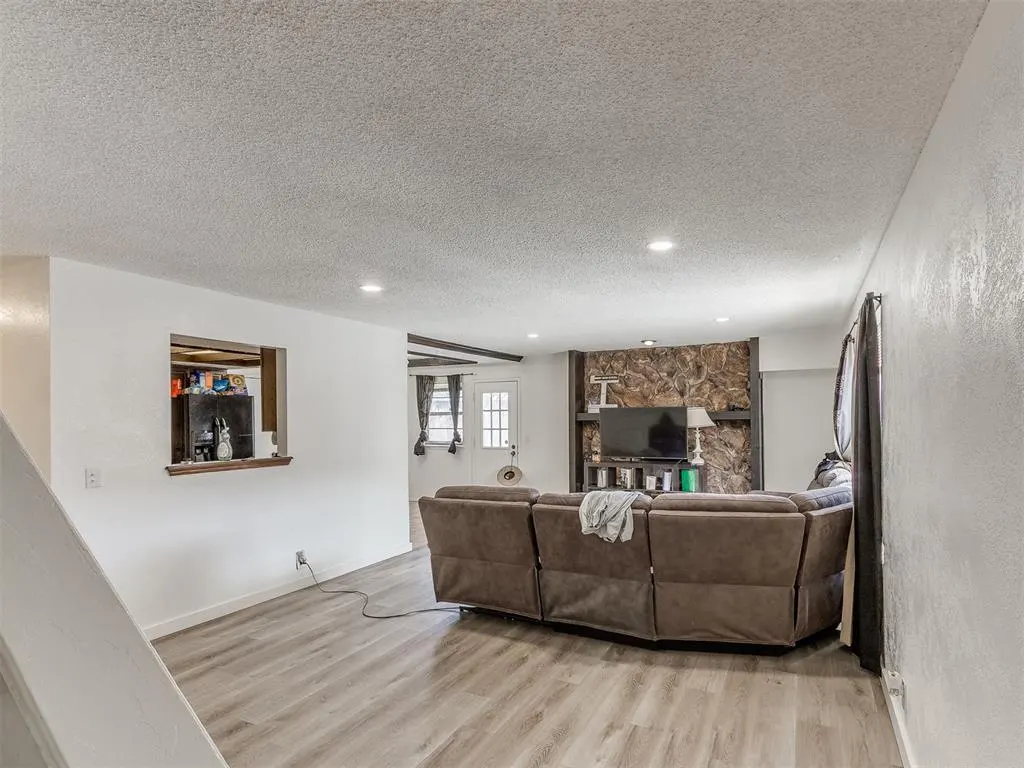 Photo 6 — 6916 Woodlake Drive, Oklahoma City, OK 73132
