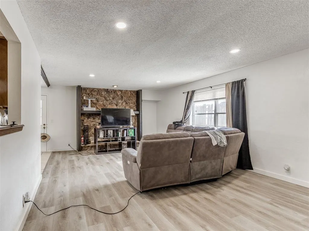 Photo 7 — 6916 Woodlake Drive, Oklahoma City, OK 73132