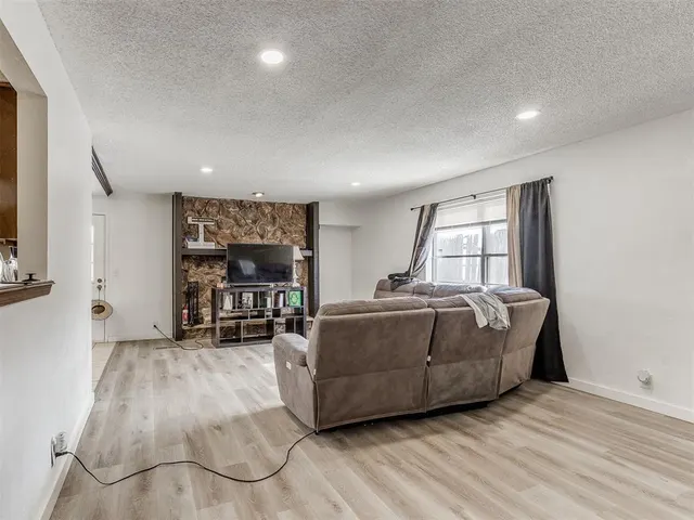 Photo 7 — 6916 Woodlake Drive, Oklahoma City, OK 73132