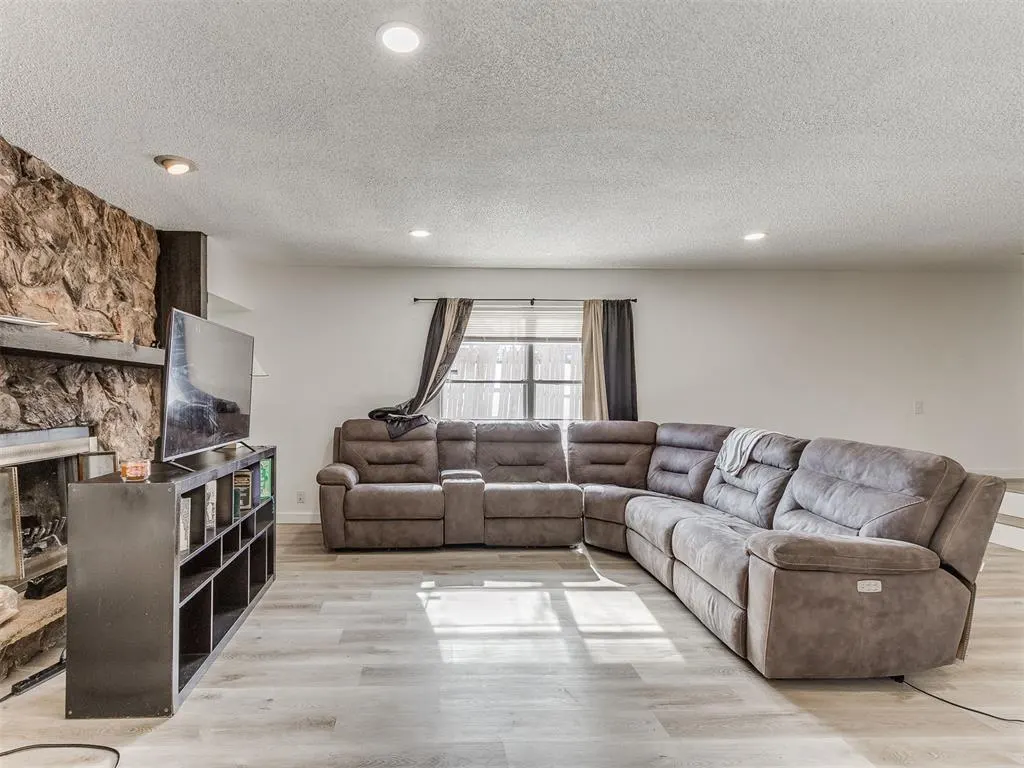 Photo 8 — 6916 Woodlake Drive, Oklahoma City, OK 73132