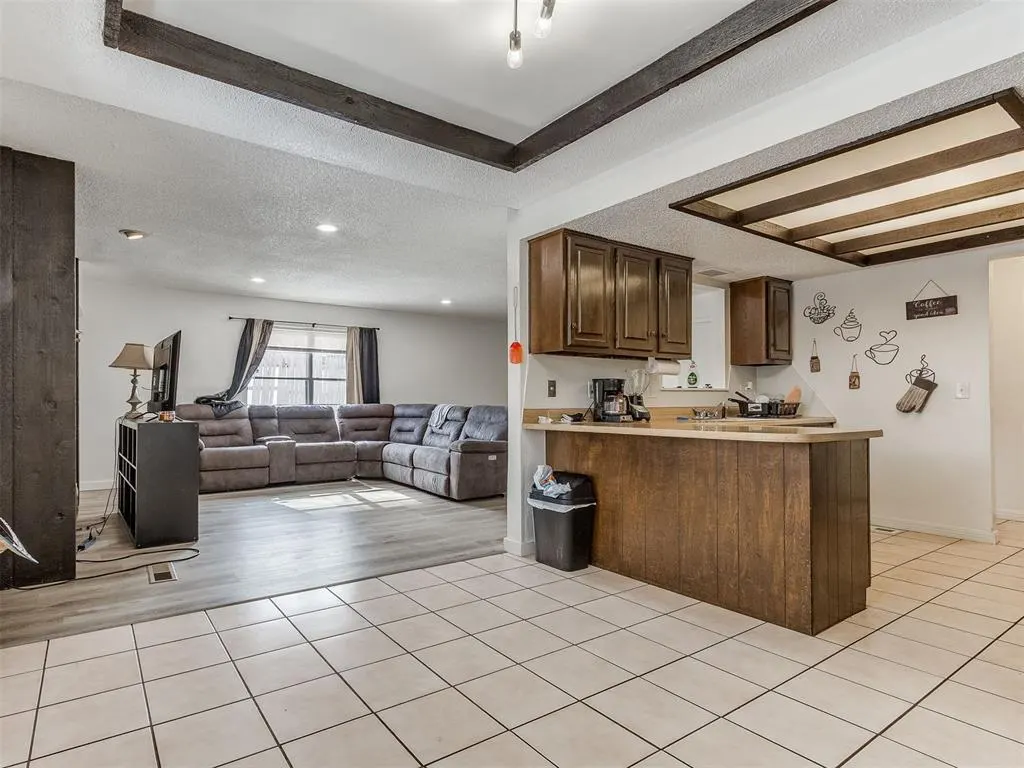 Photo 12 — 6916 Woodlake Drive, Oklahoma City, OK 73132
