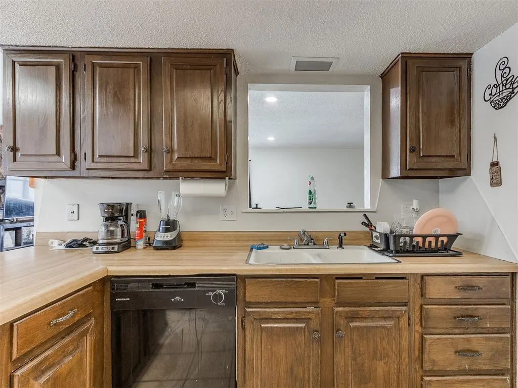 Photo 15 — 6916 Woodlake Drive, Oklahoma City, OK 73132