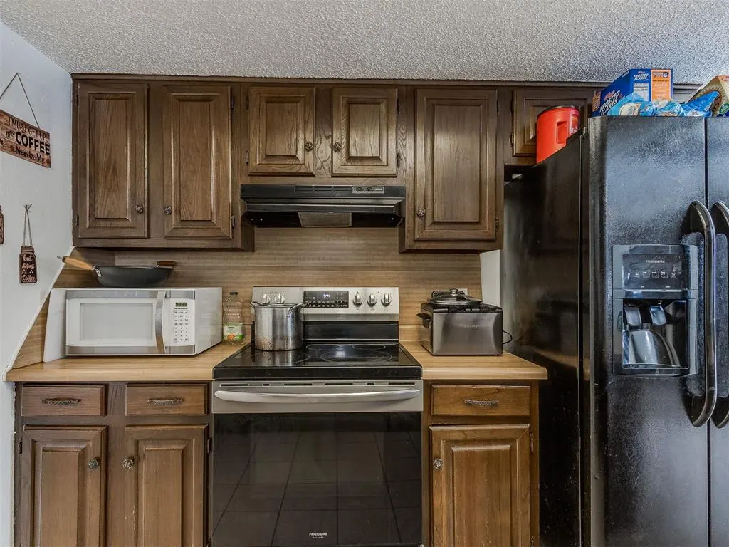 Photo 16 — 6916 Woodlake Drive, Oklahoma City, OK 73132