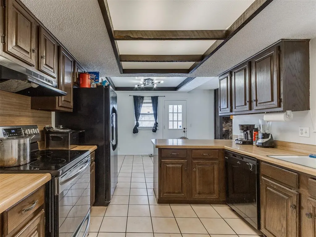 Photo 17 — 6916 Woodlake Drive, Oklahoma City, OK 73132