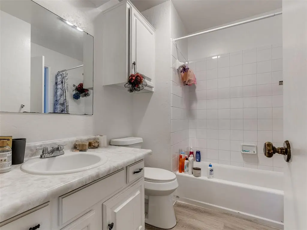 Photo 19 — 6916 Woodlake Drive, Oklahoma City, OK 73132