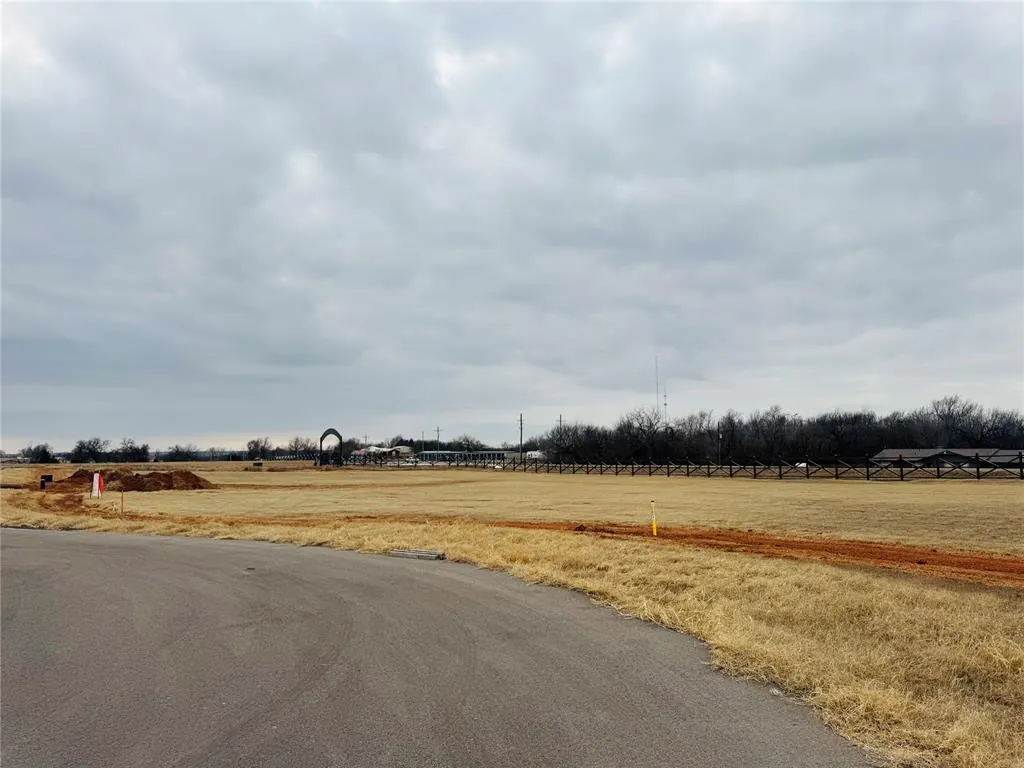 Photo 4 — 2442 Friend Circle, Chickasha, OK 73018
