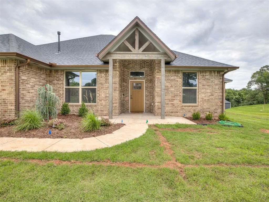Photo 2 — 10924 Sandstone Ridge Way, Guthrie, OK 73044