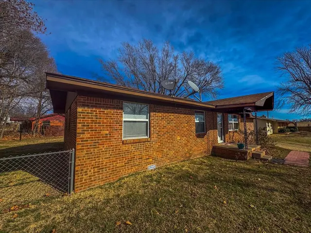 Photo 3 — 25025 100th Street, Maysville, OK 73057