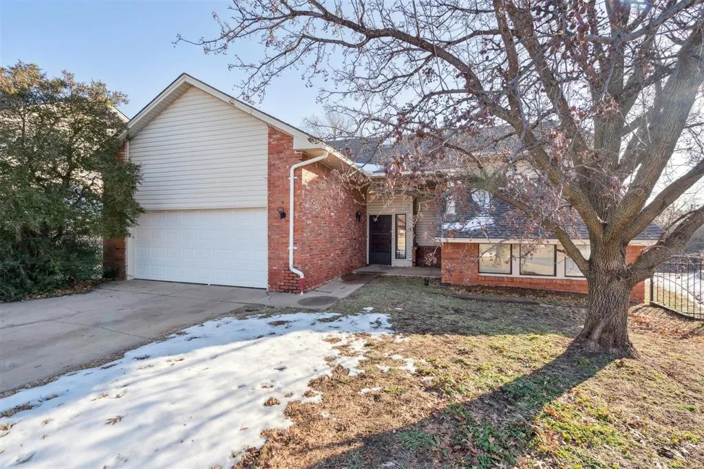 Photo 2 — 11608 Kings Circle, Oklahoma City, OK 73162