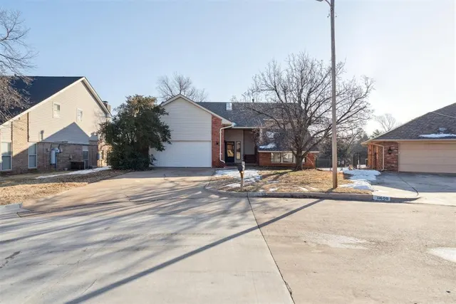 Photo 3 — 11608 Kings Circle, Oklahoma City, OK 73162