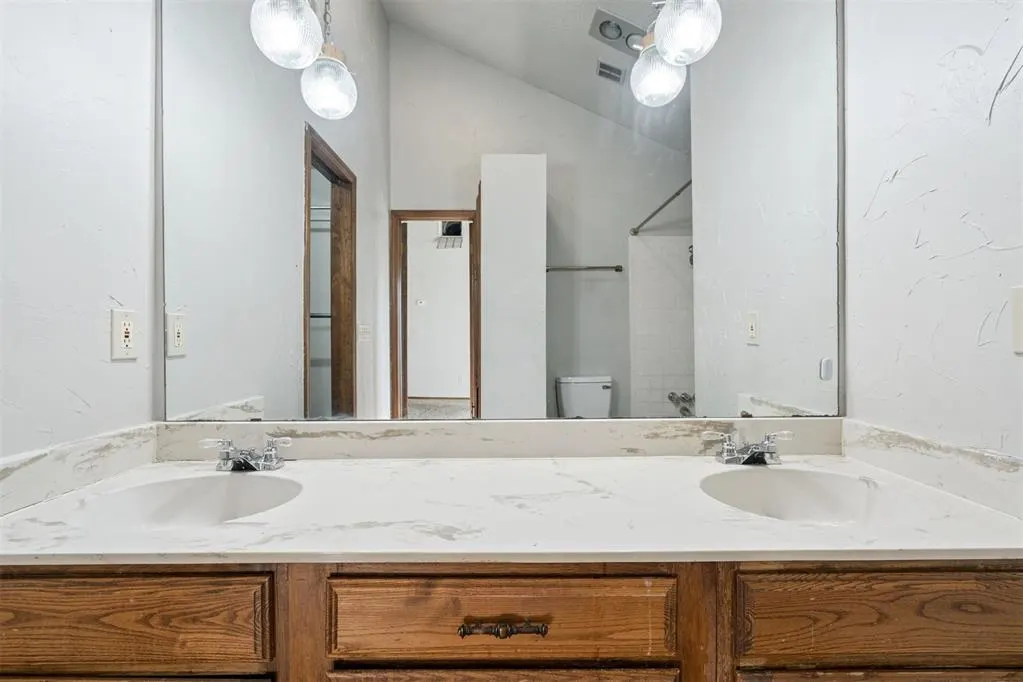 Photo 17 — 11608 Kings Circle, Oklahoma City, OK 73162