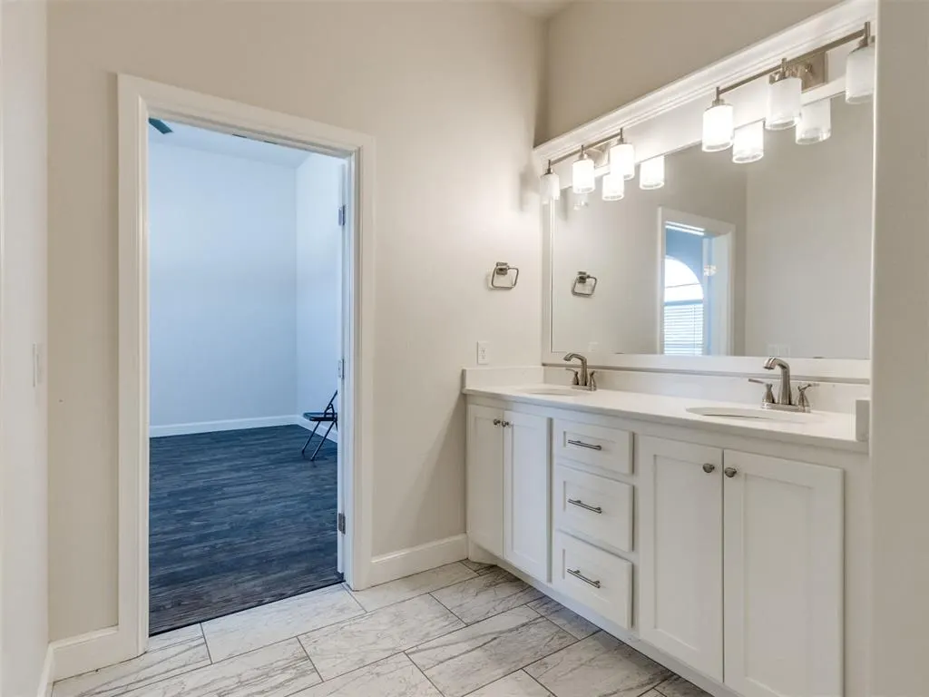 Photo 13 — 10917 Oaksplinter Lane, Oklahoma City, OK 73173