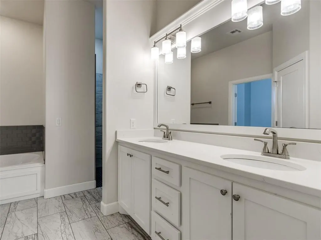 Photo 22 — 10917 Oaksplinter Lane, Oklahoma City, OK 73173