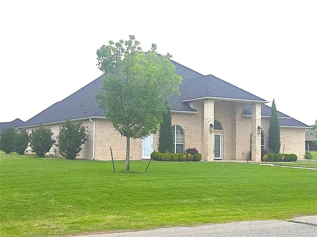 Photo 2 — 10917 Oaksplinter Lane, Oklahoma City, OK 73173
