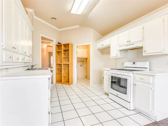 Photo 5 — 400 W 10th Street, Edmond, OK 73003