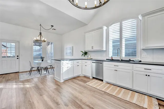 Photo 8 — 2416 Kingsley Lane, Oklahoma City, OK 73128