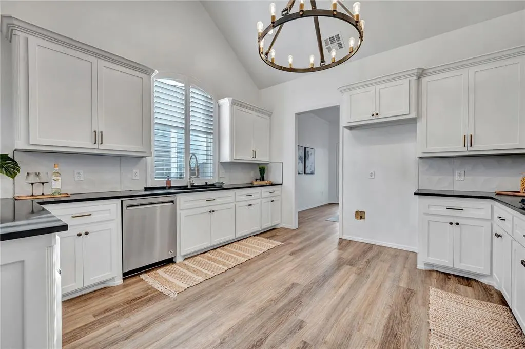 Photo 10 — 2416 Kingsley Lane, Oklahoma City, OK 73128