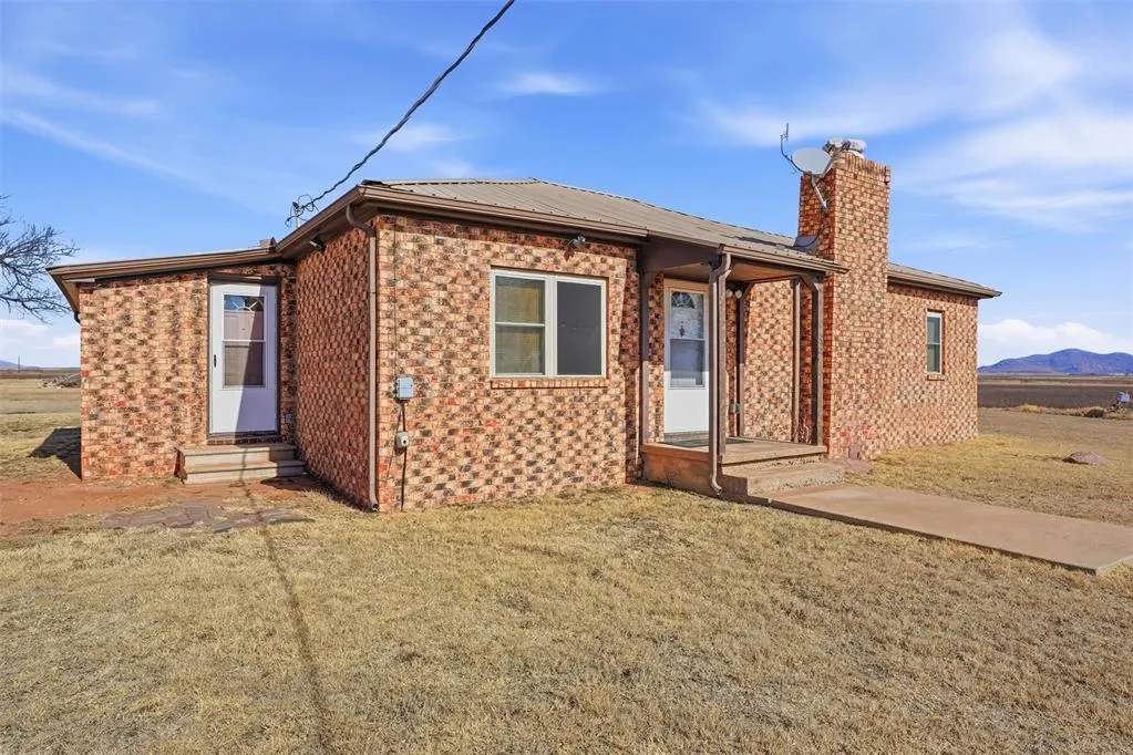 Front exterior — 16127 S County Road 211, Headrick, OK 73549