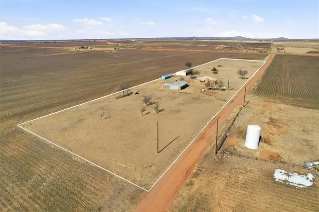 Photo 2 — 16127 S County Road 211, Headrick, OK 73549
