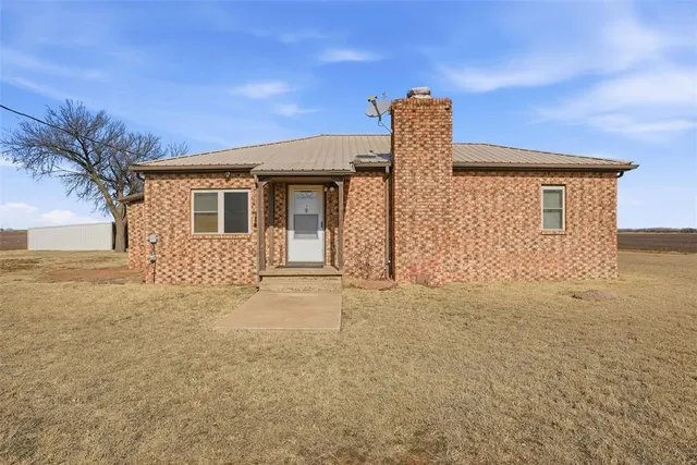 Photo 3 — 16127 S County Road 211, Headrick, OK 73549