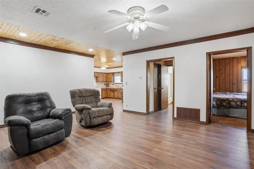Photo 7 — 16127 S County Road 211, Headrick, OK 73549