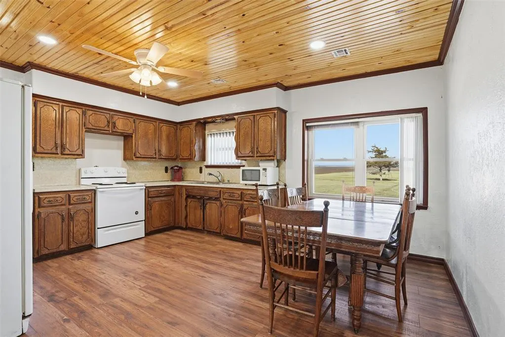 Photo 9 — 16127 S County Road 211, Headrick, OK 73549