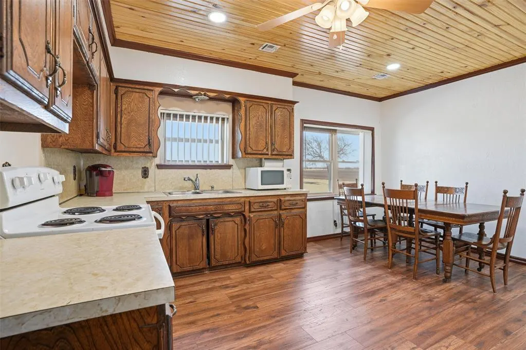 Photo 11 — 16127 S County Road 211, Headrick, OK 73549
