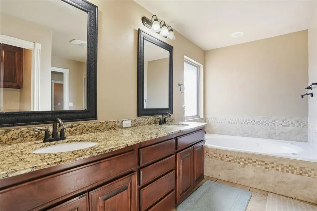 Photo 10 — 912 Stephanie Lane, Altus, OK 73521