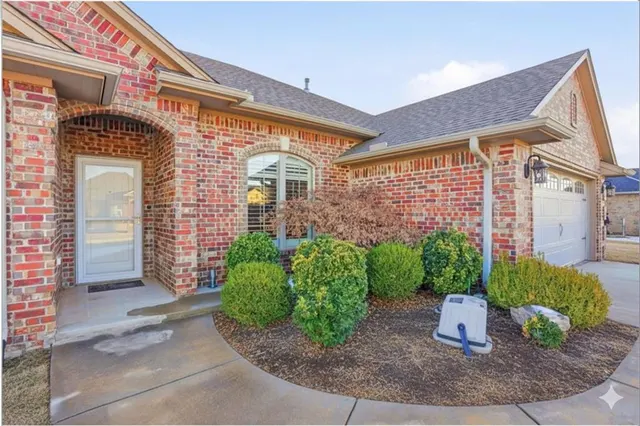 Photo 2 — 912 Stephanie Lane, Altus, OK 73521