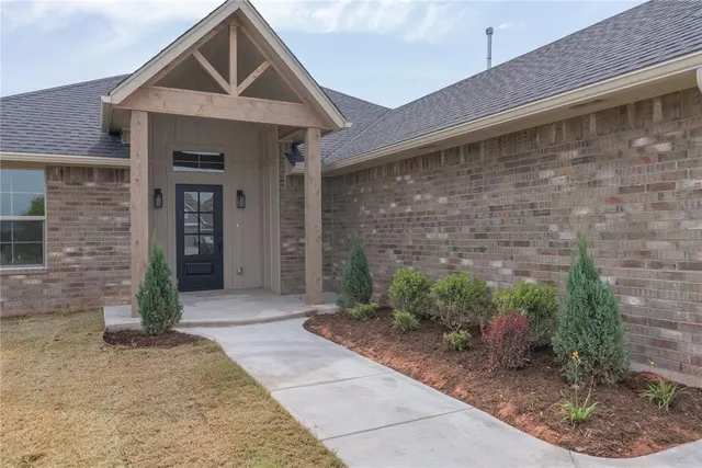 Photo 4 — 584 Hackberry Lane, Washington, OK 73093