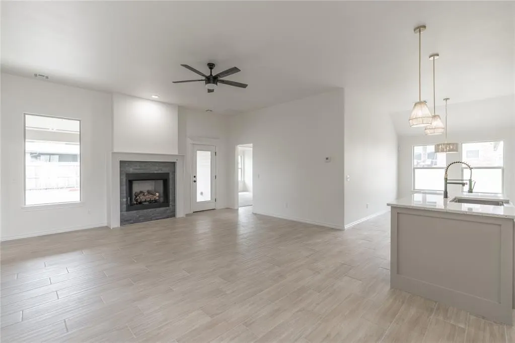 Photo 6 — 584 Hackberry Lane, Washington, OK 73093