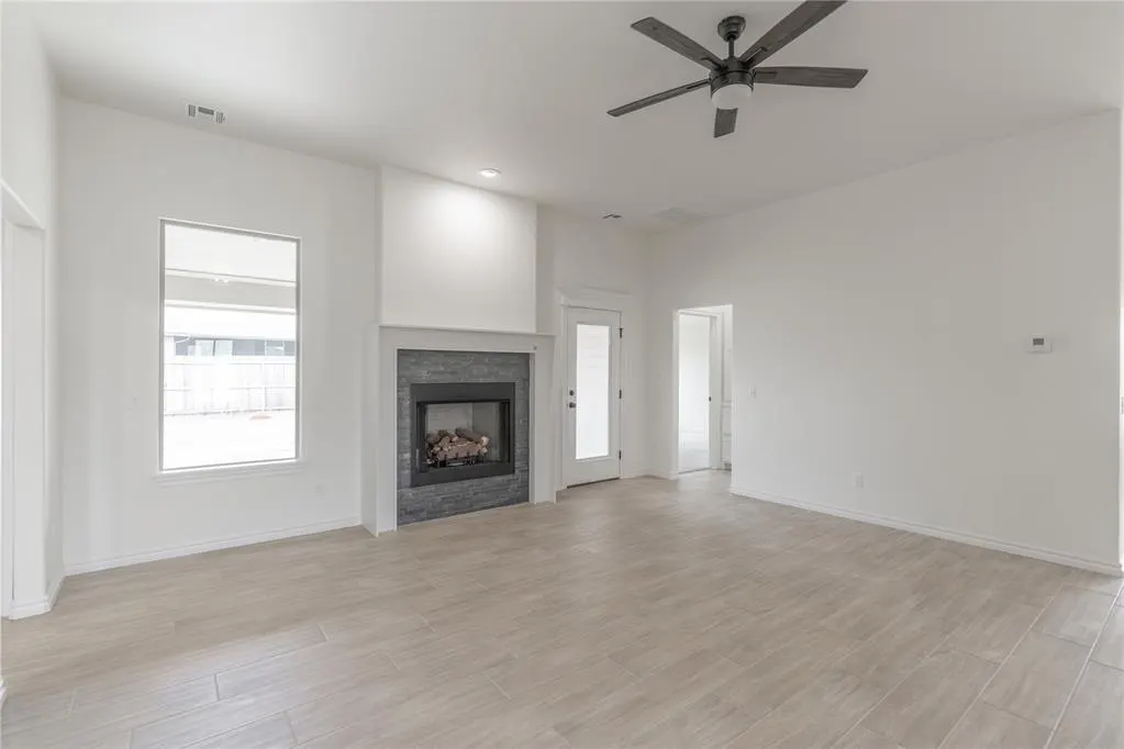Photo 7 — 584 Hackberry Lane, Washington, OK 73093