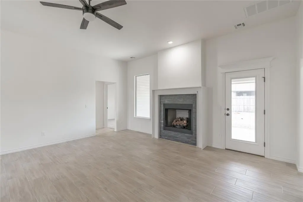 Photo 8 — 584 Hackberry Lane, Washington, OK 73093