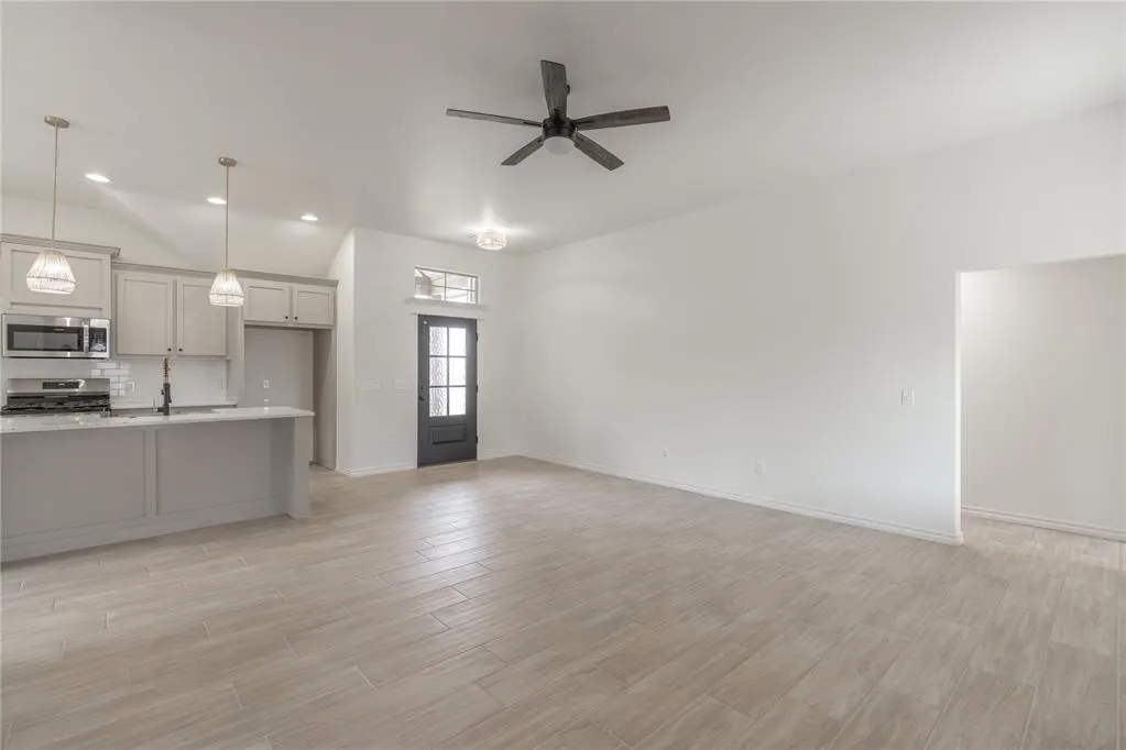 Photo 9 — 584 Hackberry Lane, Washington, OK 73093