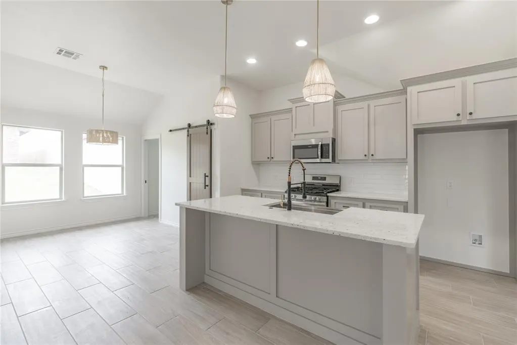 Photo 11 — 584 Hackberry Lane, Washington, OK 73093